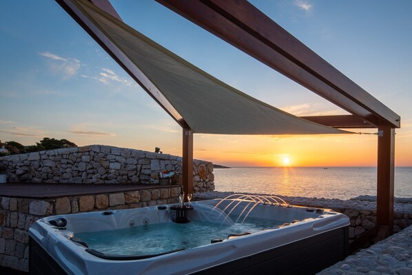 Outdoor spa tub
