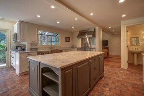 Microwave, oven, stovetop, dishwasher - 11 Heritage Court (Hilton Head Island)