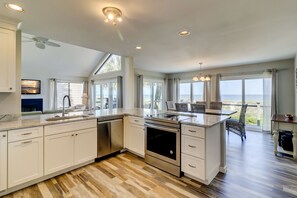 Microondas, horno, parrilla de estufa y lavavajillas 