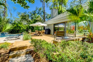 Outdoor dining - 24 Audubon Pond (Hilton Head Island)