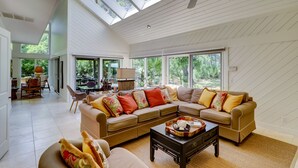 Living area - 24 Audubon Pond (Hilton Head Island)