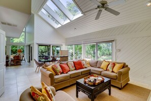 Living area - 24 Audubon Pond (Hilton Head Island)