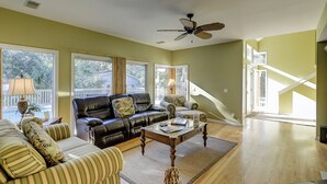 Living room - 30 North Forest Beach Drive (Hilton Head Island)