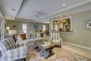 TV, fireplace - 54 Folly Field (Hilton Head Island)