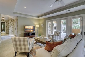 TV, fireplace