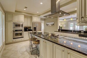 Microwave, oven, stovetop, dishwasher - 54 Folly Field (Hilton Head Island)