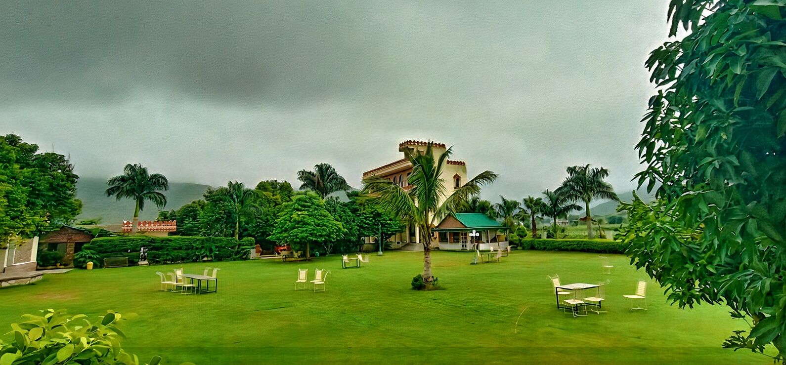 Modern Room at Lush Green Resort Near to Lake and Downtown