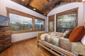 4 bedrooms, iron/ironing board, free WiFi, bed sheets - Snowy Pines at Copper: Walk To Lift, Private Hot Tub, Pet Friendly, Elevator (Copper Mountain)