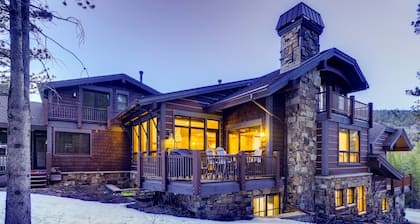 Snowy Pines at Copper: Walk To Lift, Private Hot Tub, Pet Friendly, Elevator