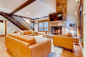 Télévision, cheminée, lecteur de DVD, baby-foot