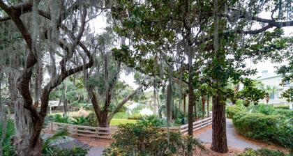 Awesome Seabrook Village Location w/Neighborhood Pool! Amenity Cards! Pet Friendly!