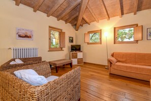 TV - Stylish Apartment Torretta in Agriturismo Colleincanto (Gavardo)