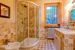 Shower, hair dryer, towels - Stylish Apartment Torretta in Agriturismo Colleincanto (Gavardo)