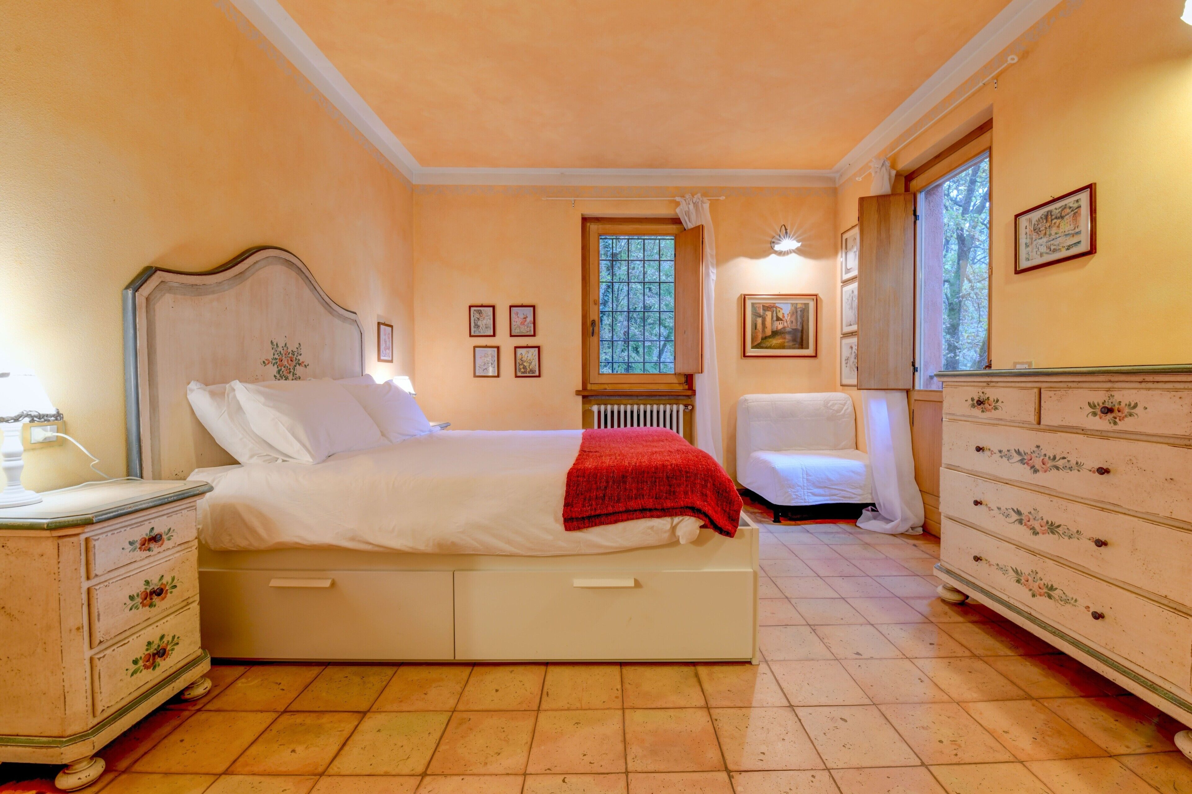 1 habitación, tabla de planchar con plancha, wifi gratis y ropa de cama 