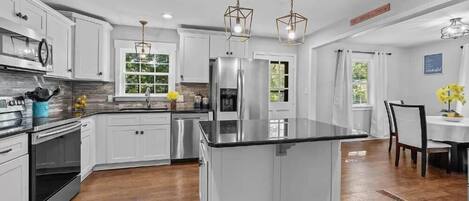 Refrigerador, microondas, horno y parrilla de estufa