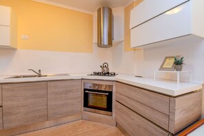 Een koelkast, een oven, een kookplaat, een vaatwasser