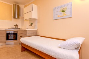 1 slaapkamer, een strijkplank/strijkijzer, gratis wifi, beddengoed