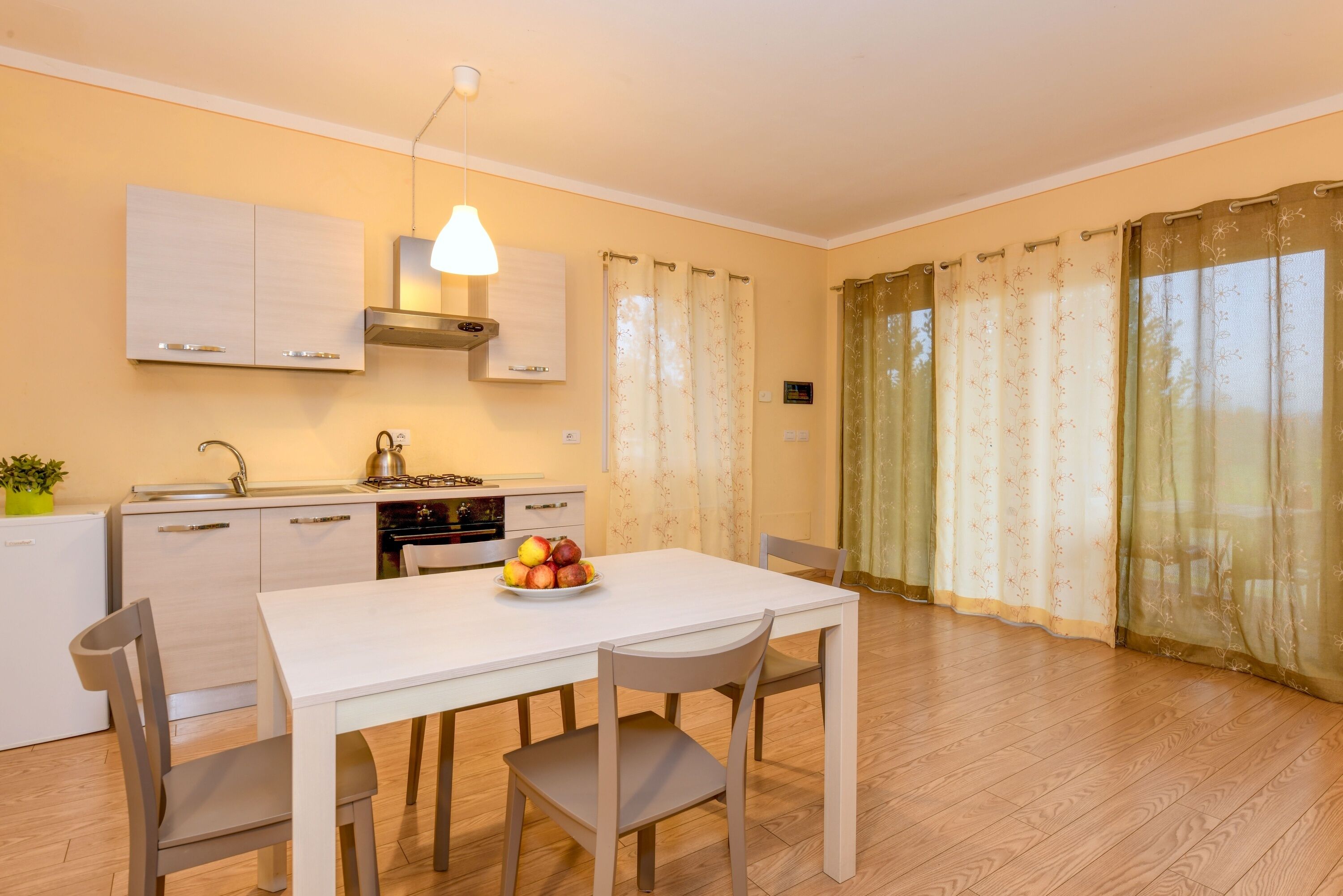 Frigorifero, forno, piano cottura, bollitore elettrico