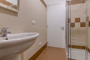 Douche, sèche-cheveux, serviettes fournies