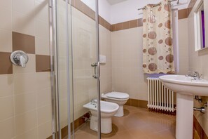 Bruser, hårtørrer, håndklæder