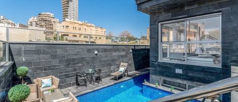 Una piscina al aire libre, una piscina climatizada