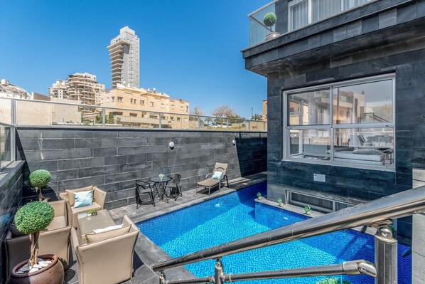 حمّام سباحة خارجي، حمّام سباحة مُدفَّأ