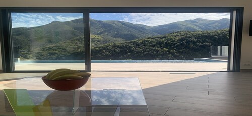 Architektenhaus mit beheitztem Infinity-Pool, atemberaubendem Blick und WLAN