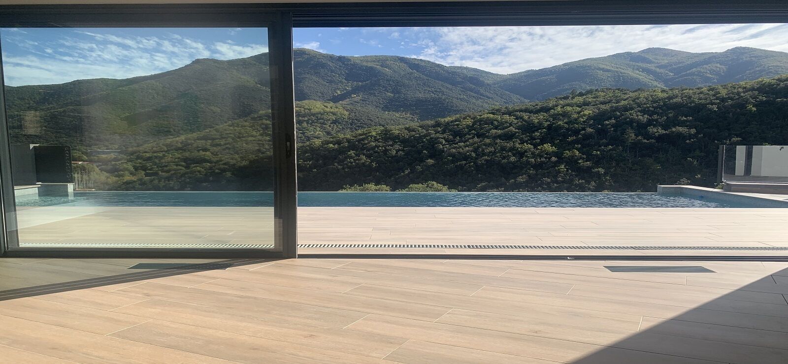 Een buitenzwembad en een verwarmd zwembad