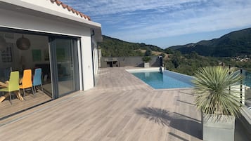 Een buitenzwembad, een verwarmd zwembad