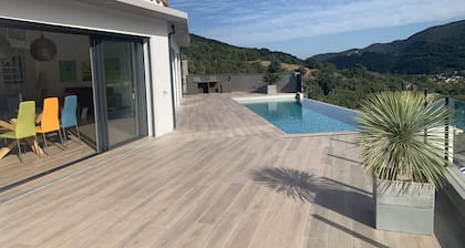 Architect-designed villa, heated infinity pool, stunning view, WLAN