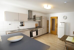 Réfrigérateur, four, plaque de cuisson, cafetière/bouilloire