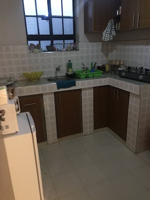 Réfrigérateur, micro-ondes, batterie de cuisine, vaisselle et ustensiles