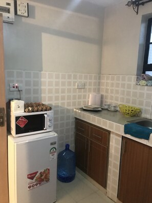 Réfrigérateur, micro-ondes, batterie de cuisine, vaisselle et ustensiles