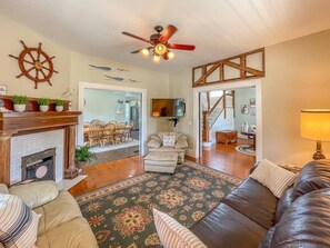 テレビ、DVD プレーヤー、書斎 / ワークスペース