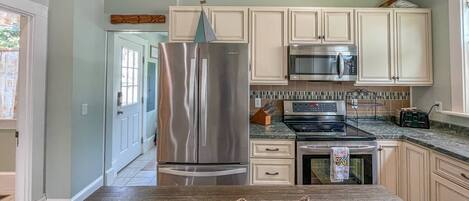 ثلاجة، ميكروويف، فرن، موقد طهي مسطح