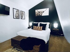 2 bedrooms, desk, iron/ironing board, WiFi