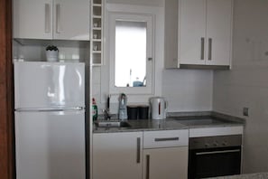 Réfrigérateur, four à micro-ondes, un four, surface de cuisson