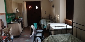 Fridge, oven, stovetop, cookware/dishes/utensils