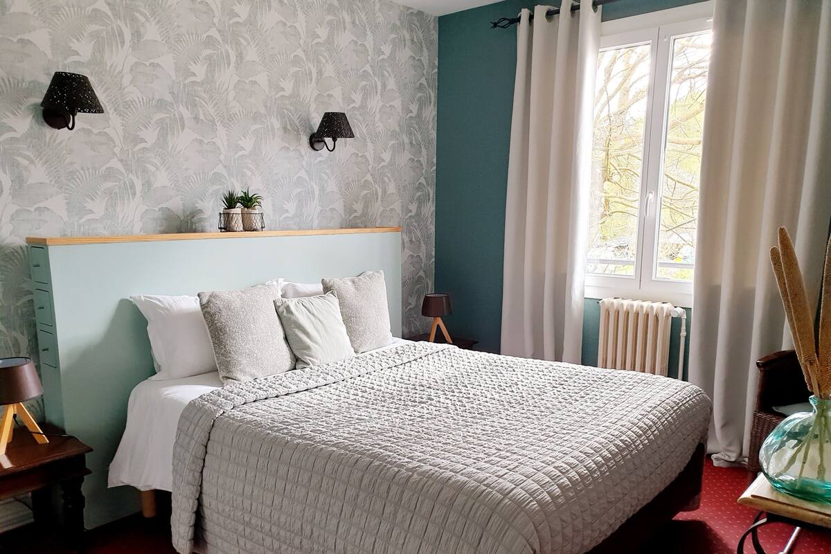 Dobbeltrom – comfort | Sengetøy av topp kvalitet, safe på rommet og skrivebord