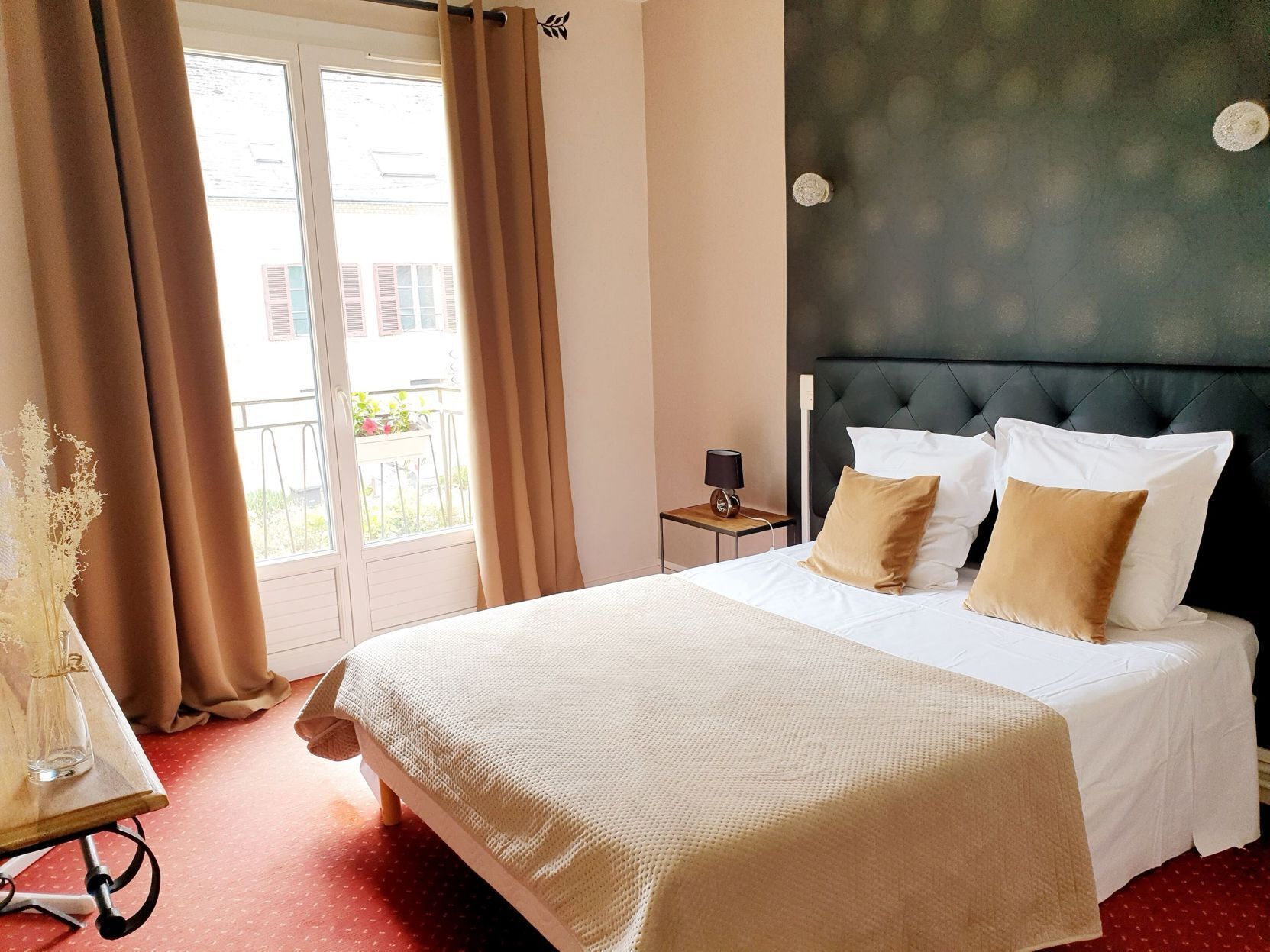 Premium bedding, in-room safe, individually decorated