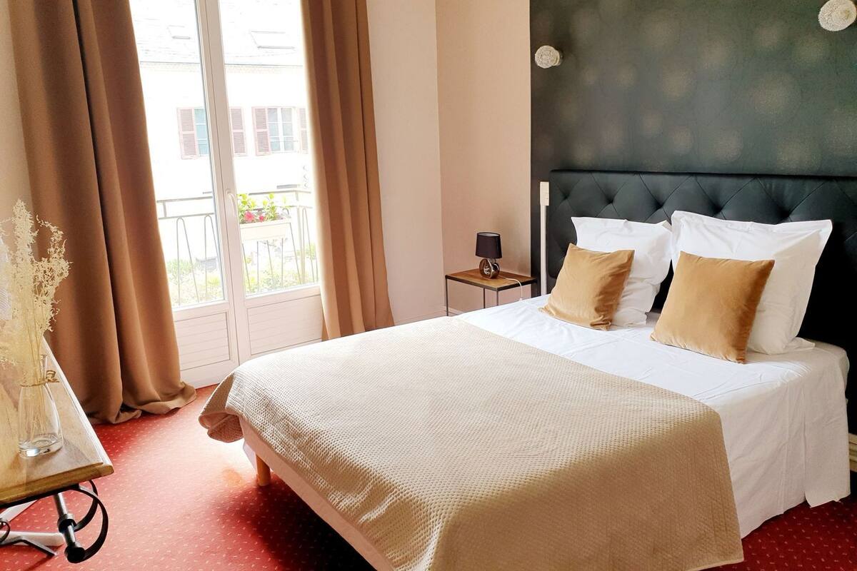 Sengetøy av topp kvalitet, safe på rommet og skrivebord