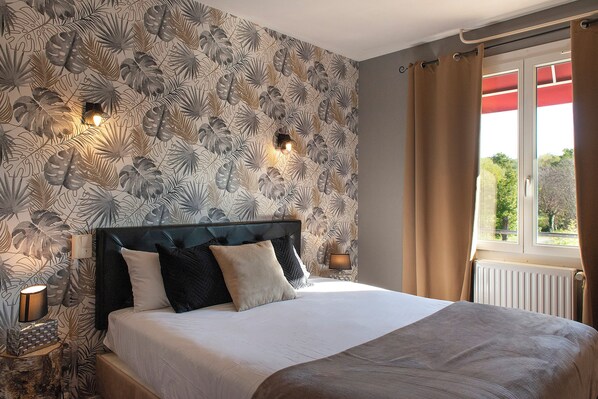 Premium bedding, in-room safe, individually decorated - Hotel Saint Cyr (La Ferte-Saint-Cyr)