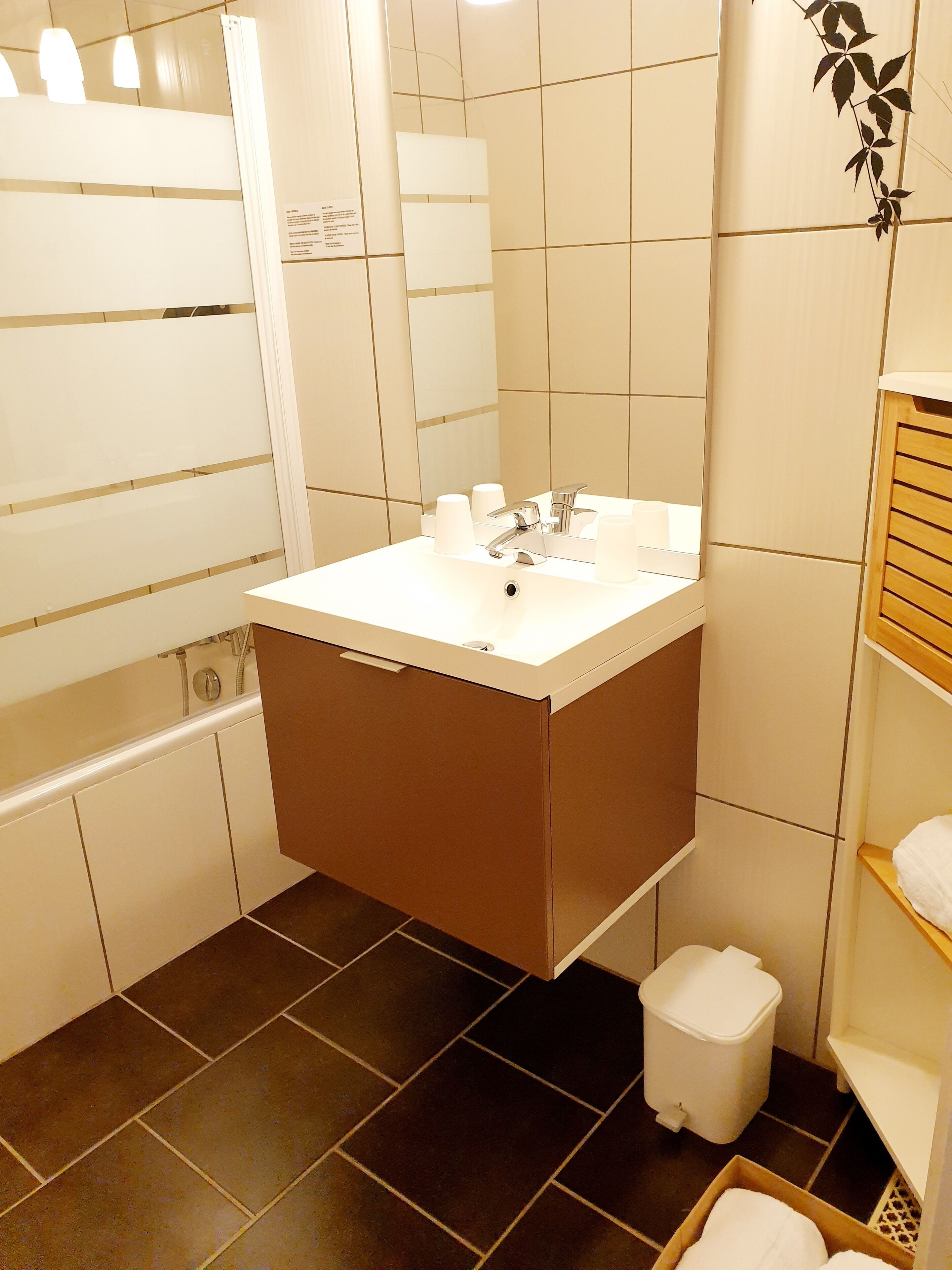 combined shower/bathtub, eco-friendly toiletries, hair dryer, towels