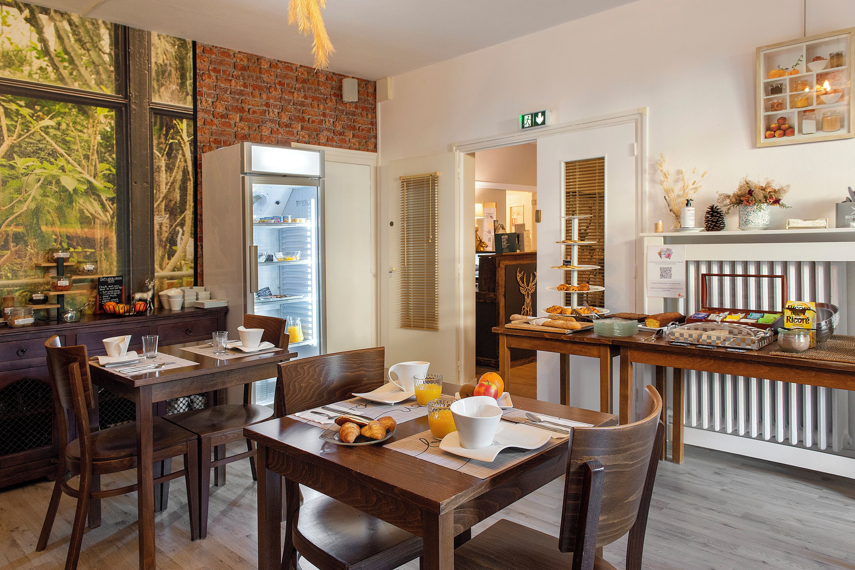 Daily continental breakfast (EUR 11 per person)