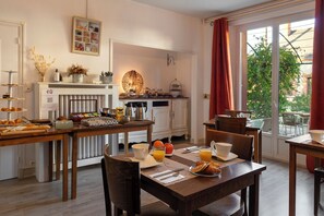Daily continental breakfast (EUR 11 per person) - Hotel Saint Cyr (La Ferte-Saint-Cyr)