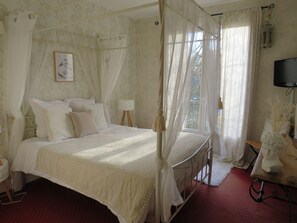 Premium bedding, in-room safe, individually decorated - Hotel Saint Cyr (La Ferte-Saint-Cyr)