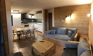 Una cocina moderna con comedor, sofá y una mesa de centro.