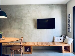 Chambre Double Design | Coin séjour | Télévision