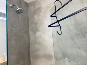 Design Double Room | Bathroom | Shower, hair dryer, towels, toilet paper - Akile Smart Santa Cecilia (São Paulo)