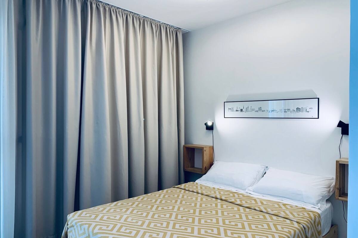 Kamar Double Desain | Didekorasi berbeda-beda dan ruang kerja ramah laptop